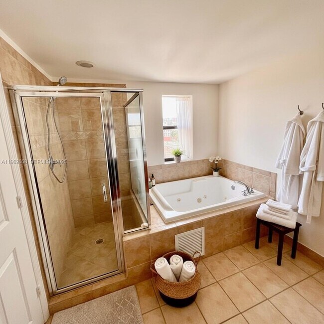 Photo - 888 Douglas Rd Unidad 1403