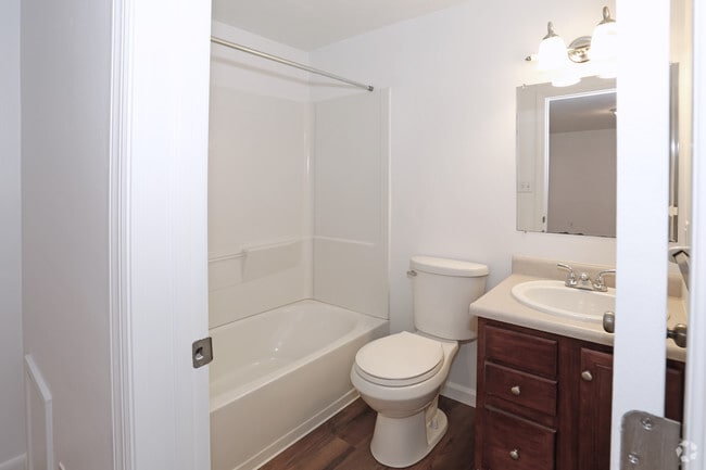 3HAB - Baño - Sherwood Circle Townhomes Near Greensburg