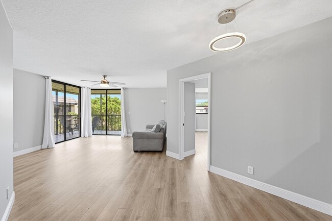 Photo - 10401 W Broward Blvd Unidad 401