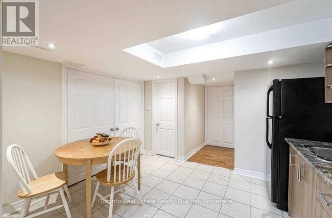 Photo - 42 Crystalview Crescent