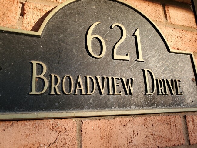 House plate - 621 Broadview Dr