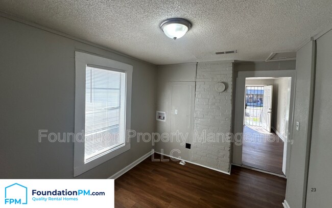 Photo - 1596 Barton St