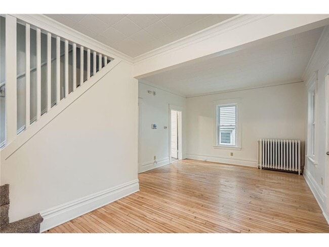 Photo - 595 Hawthorne Ave E