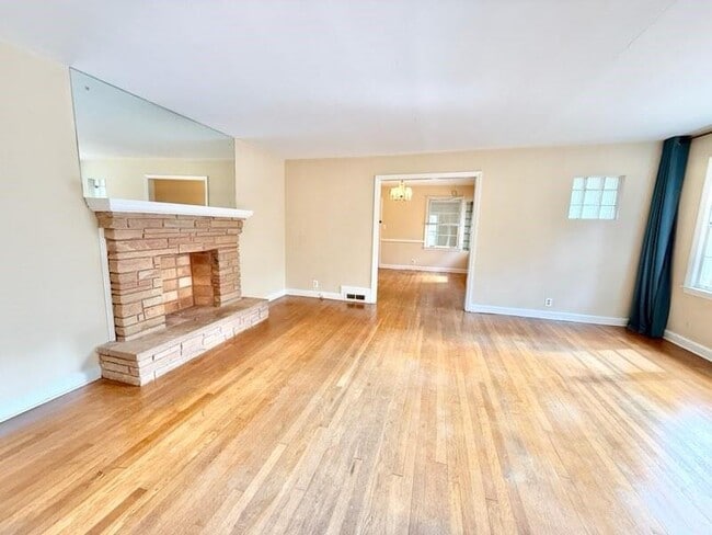 Photo - 2076 Azalea Cir