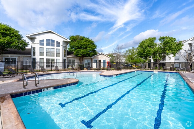 Building Photo - Lakeline Apartments