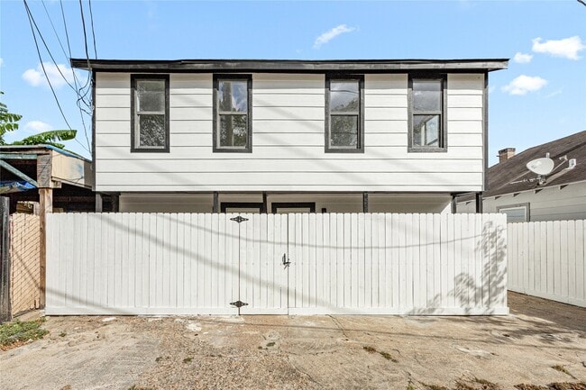 Building Photo - 3229 Holman St Unit 4