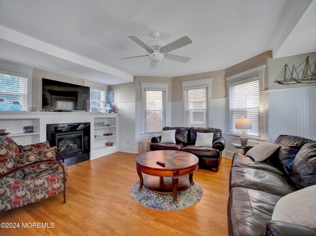 Photo - 106 10th Ave