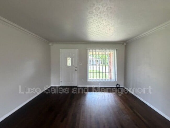 Photo - 221 E Kerr Dr