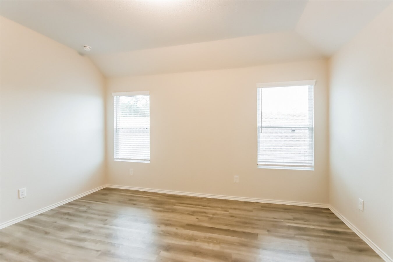 Photo - 17470 Linthorne St