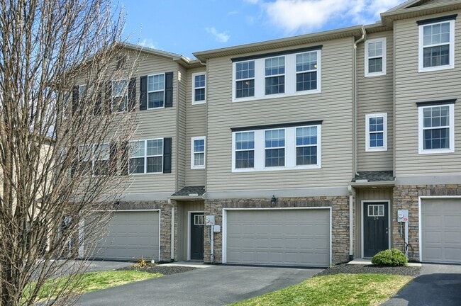 Photo - Newer build 2,000 sq ft 3/BR 2.5 bath luxury townhome