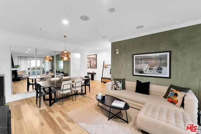 Building Photo - 851 N San Vicente Blvd Unit 121
