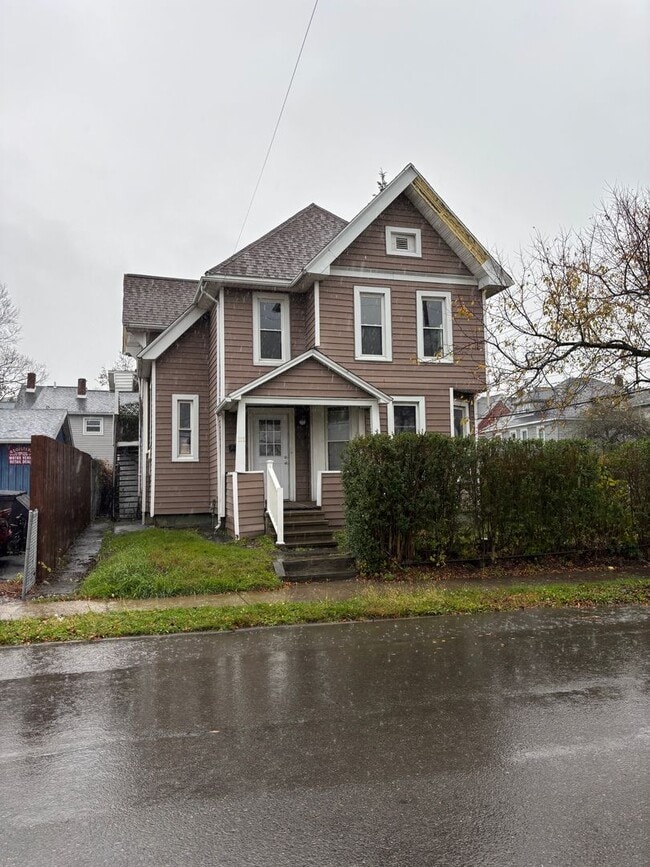 Building Photo - 111 Eldridge Unit 2nd floor