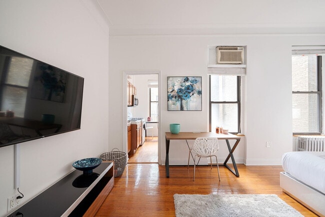Building Photo - 210 W 17th St Rental