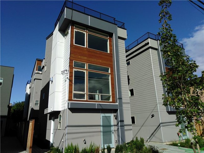 Building Photo - 2008 NW 59th St Unit B