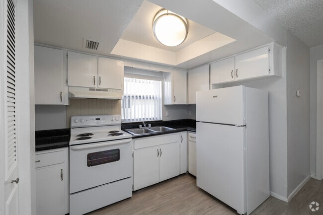 2BR, 2BA - 838SF - Kitchen - Cedar Hollow Apartments