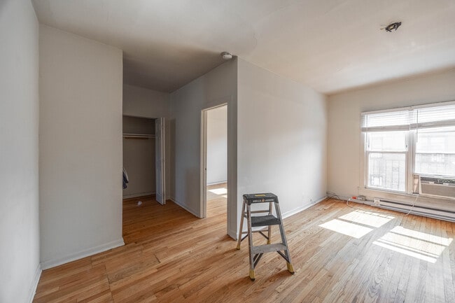 Building Photo - 717 W Roscoe St Unit 2