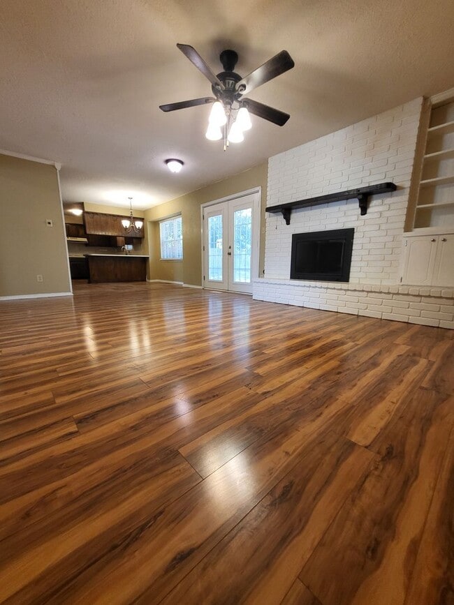 Photo - (4) Bed/(2) Bath + (2) Living Areas Avail ...