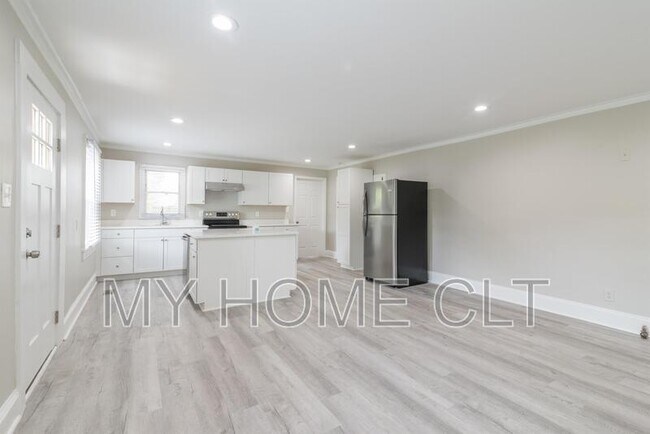 Photo - 2336 Barry St