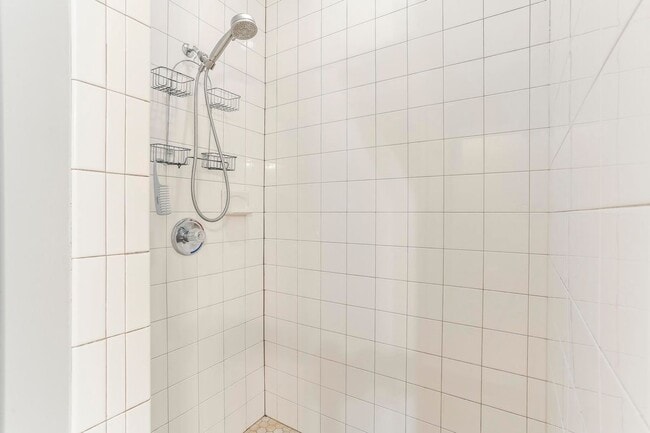 Photo - 687 Windsor St SW