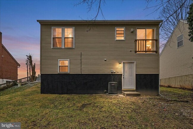 Photo - 6915 Adel St