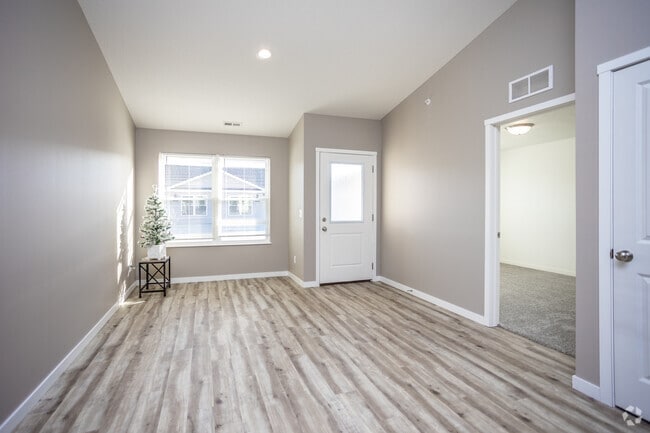 2BR, 1BA - 833 SF