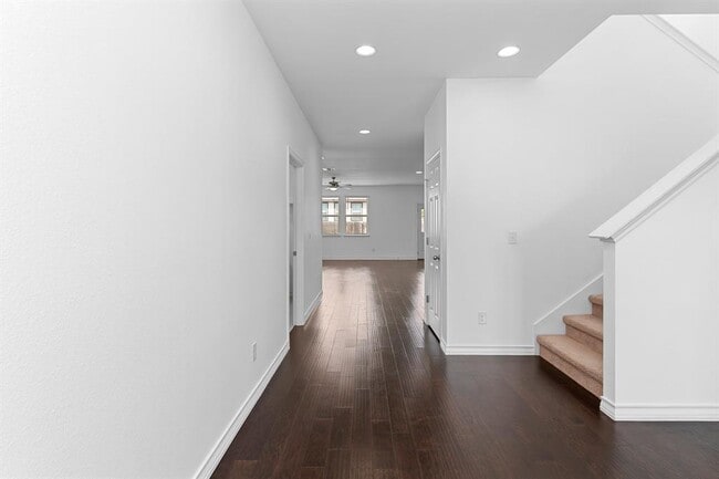 Photo - 208 Magna Ln
