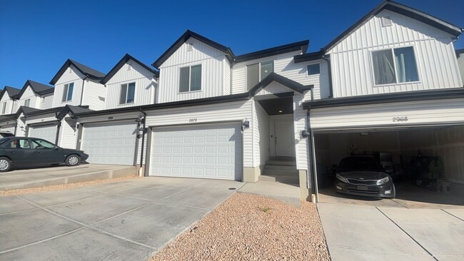 Building Photo - Modern 4 Bedroom Townhome in Cedar City. P...