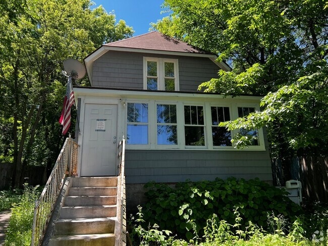 Building Photo - 1621 Concord St N Unit 2 Rental