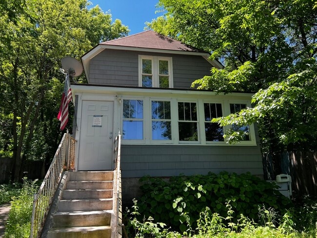Building Photo - 1621 Concord St N Unit 2 Rental
