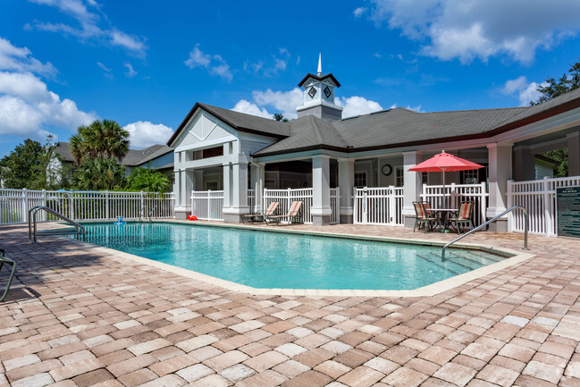 Clubhouse Pool - Bristol Lakes Apartments