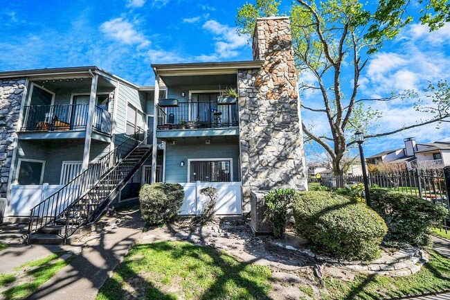 Building Photo - 3750 Tanglewilde St Unit A7