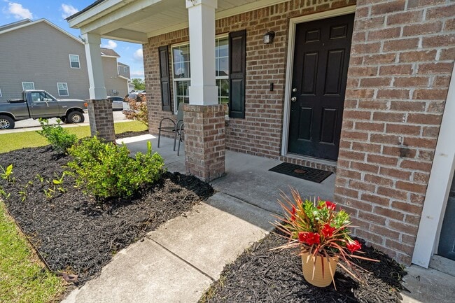 Photo - Spacious 5-Bedroom Home Near Fort Stewart with Fenced Yard & Patio