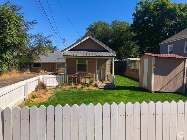 Building Photo - Charming & Updated One-Bedroom Bungalow Rental