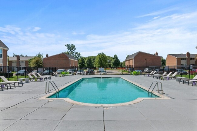 Piscina privada - Kings Pointe Apartments - Warren, MI