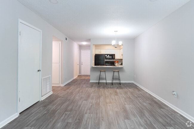 2BR, 1BA - 873 SF