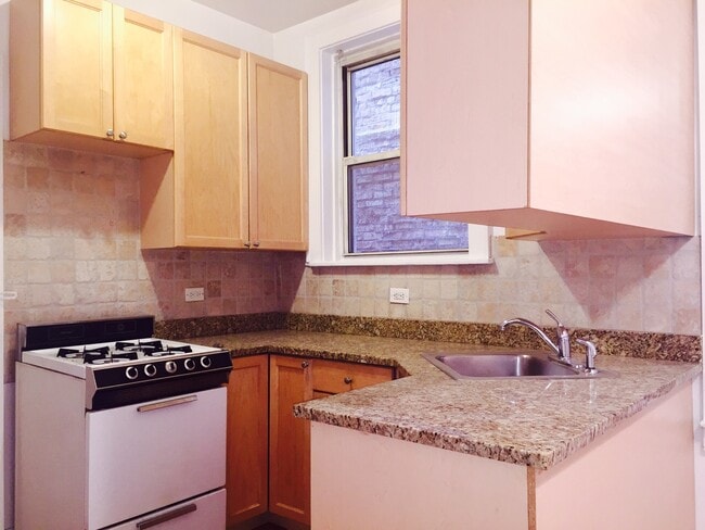 Building Photo - 522 W Surf St Unit 1S