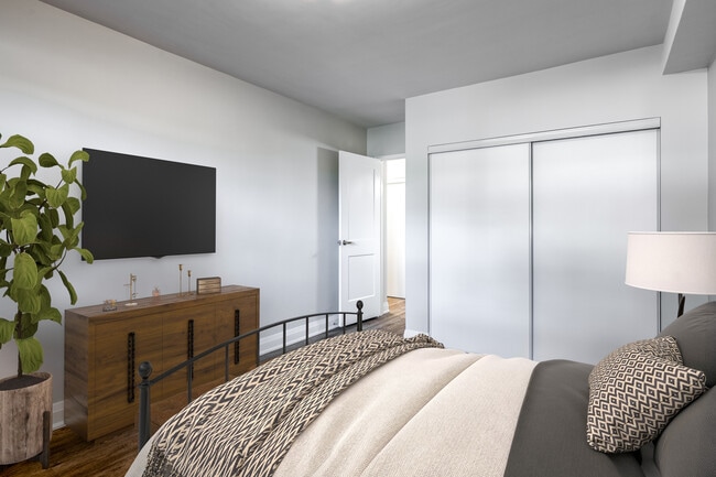 Photo - 233 Mohawk Road East