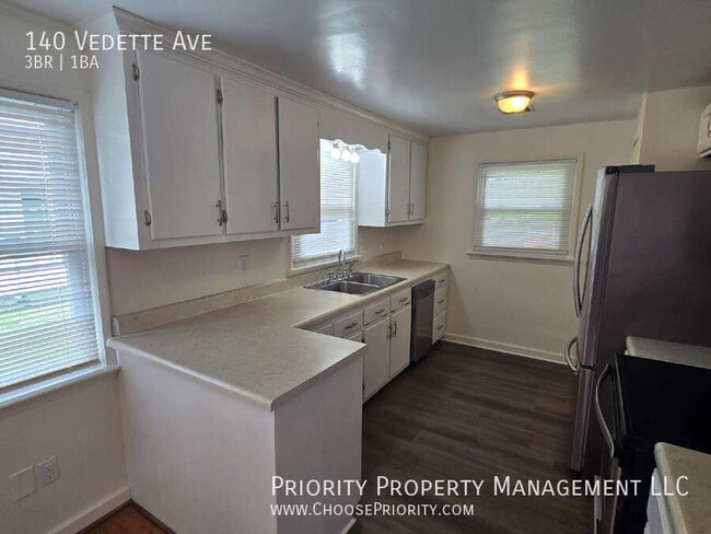 Photo - 140 Vedette Ave