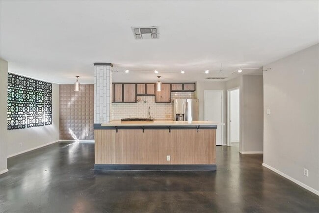 Building Photo - 5707 West Gate Blvd