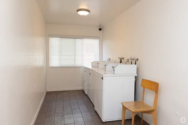 Lavandería en el lugar - 2675 Arlington Ave &amp; 3105 W 27th St (B)