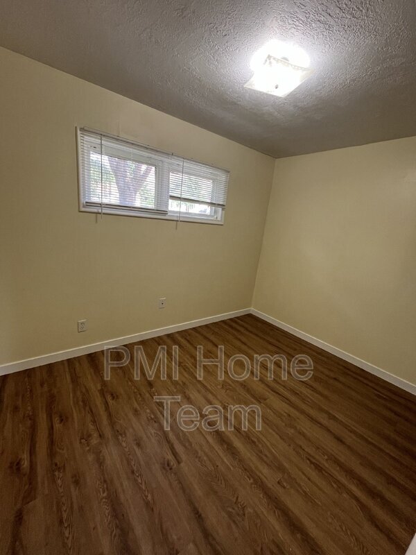 Photo - 1105 Harrop St