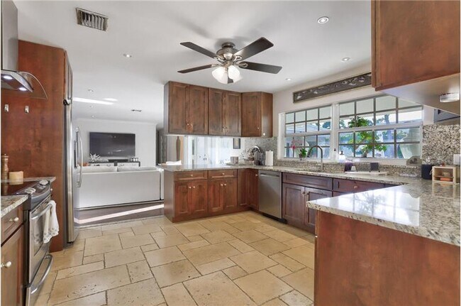 Photo - 835 Canary Walk