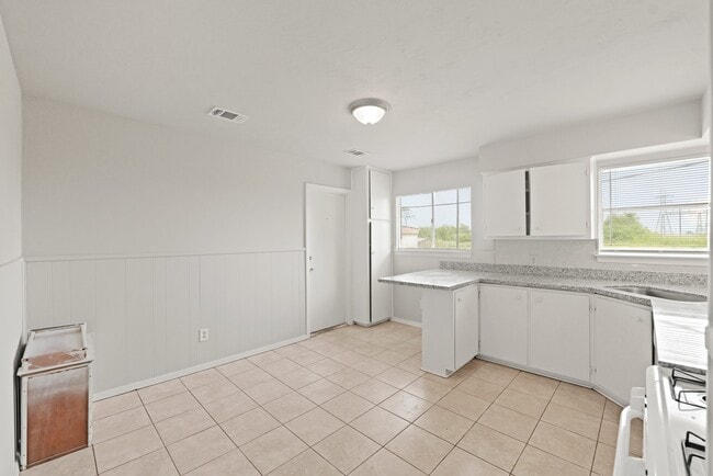 Building Photo - 326 Brookview St Rental