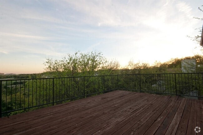 Building Photo - 1922 Holly Hill Dr Rental