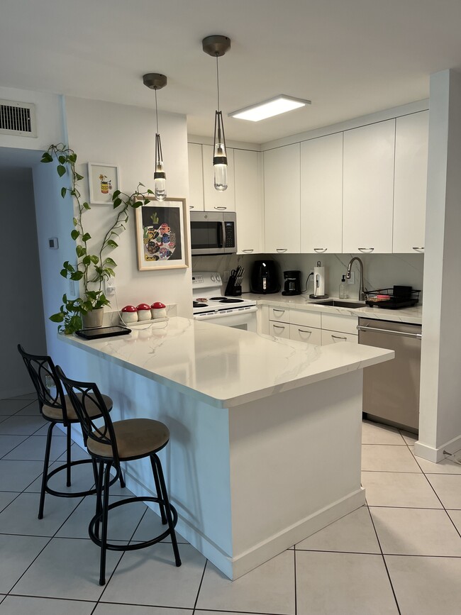 Building Photo - 13716 SW 90th Ave Unit G