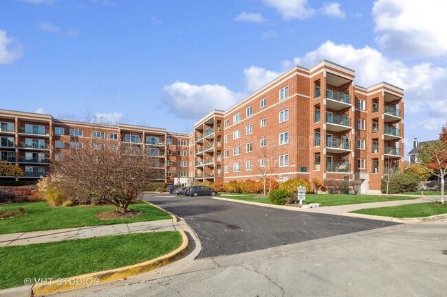 Building Photo - 5360 N Lowell Ave Unit 307