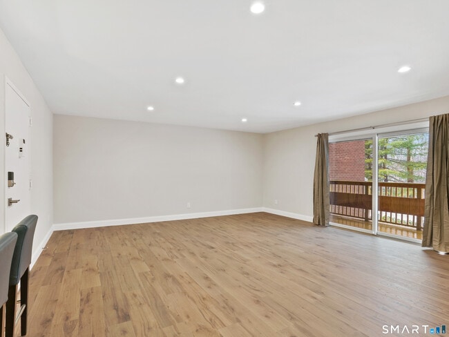 Photo - 92 Wilton Crest Rd