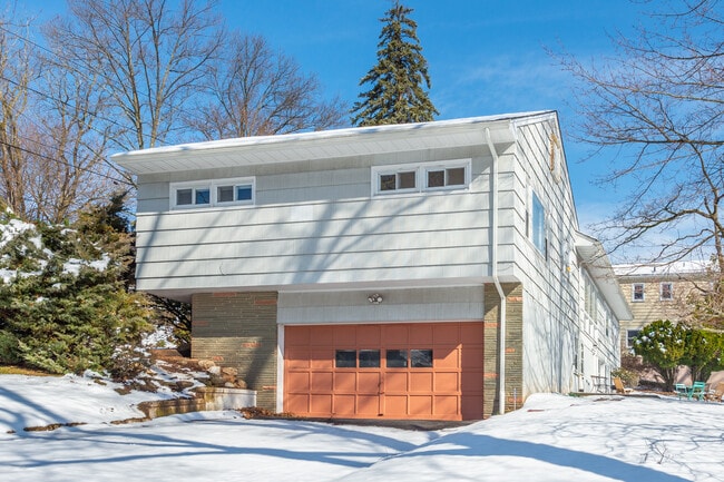 Building Photo - 18 Devon Dr