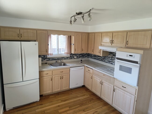 Kitchen - 7114 Newland St