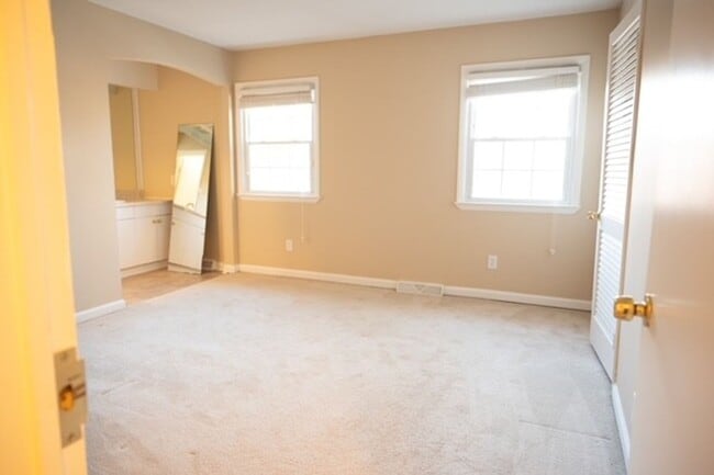 Photo - Large 3 Bedroom 2.5 Bath Townhome in Prime Location